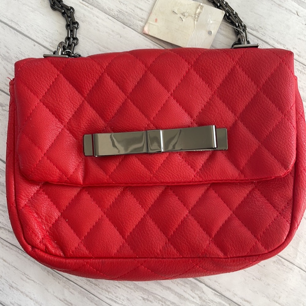 NWT RED Puff Stitched Handbag with Gun Metal Bow and Chain Strap - Picture 2 of 8
